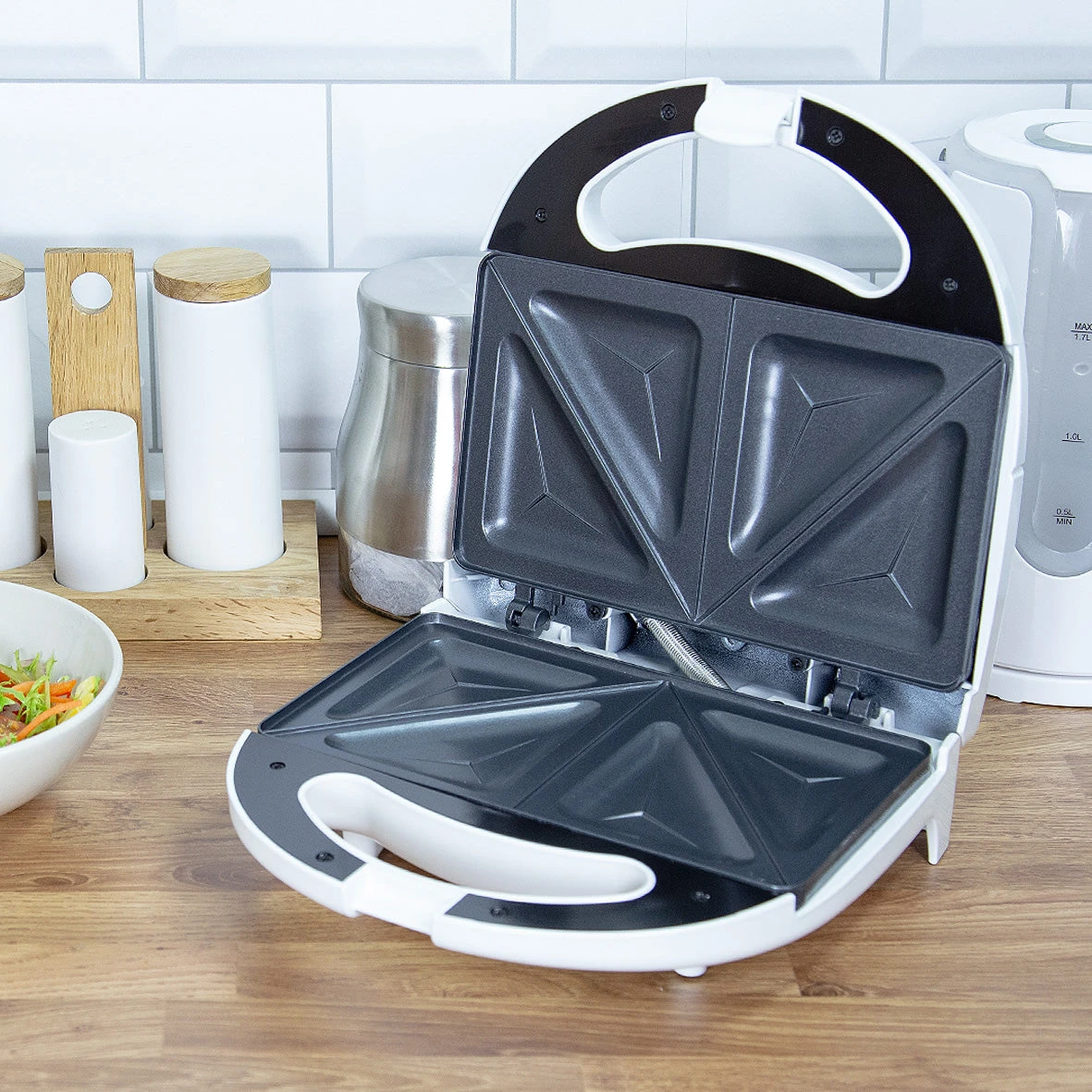 Quest Sandwich Toastie Maker 2 Slice 800W - White 3 Quest Sandwich Toastie Maker 2 Slice 800W - White - Image 3